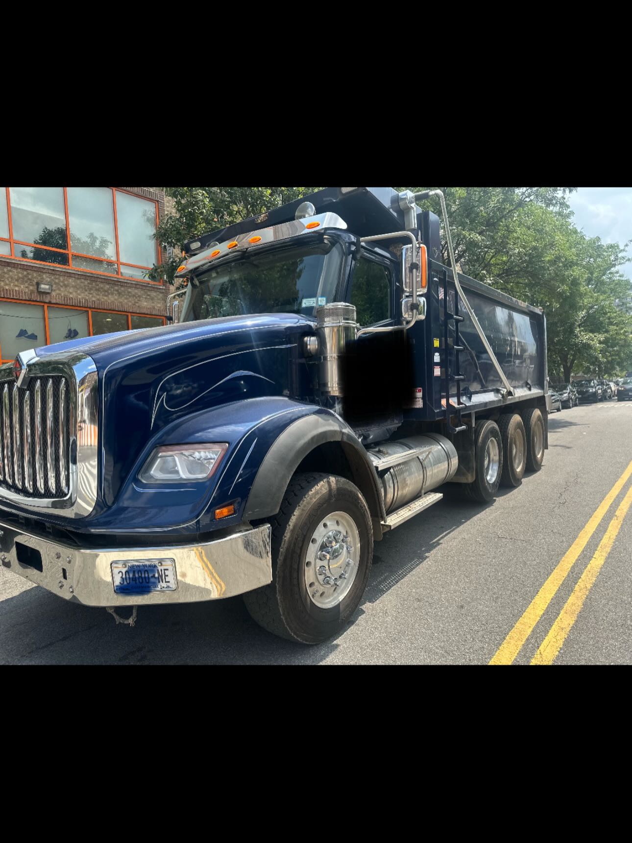 2019 International HX620 Triaxle image 2