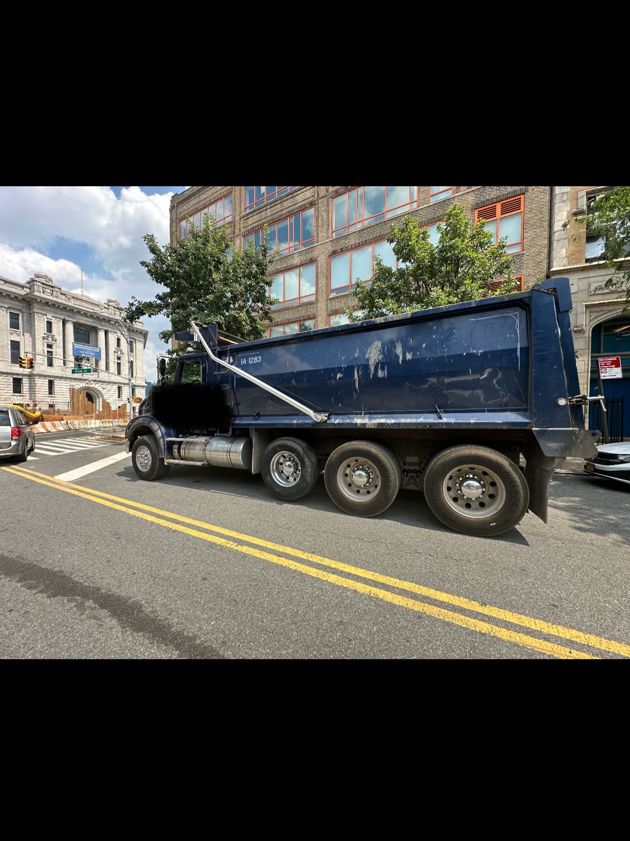 2019 International HX620 Triaxle image 3