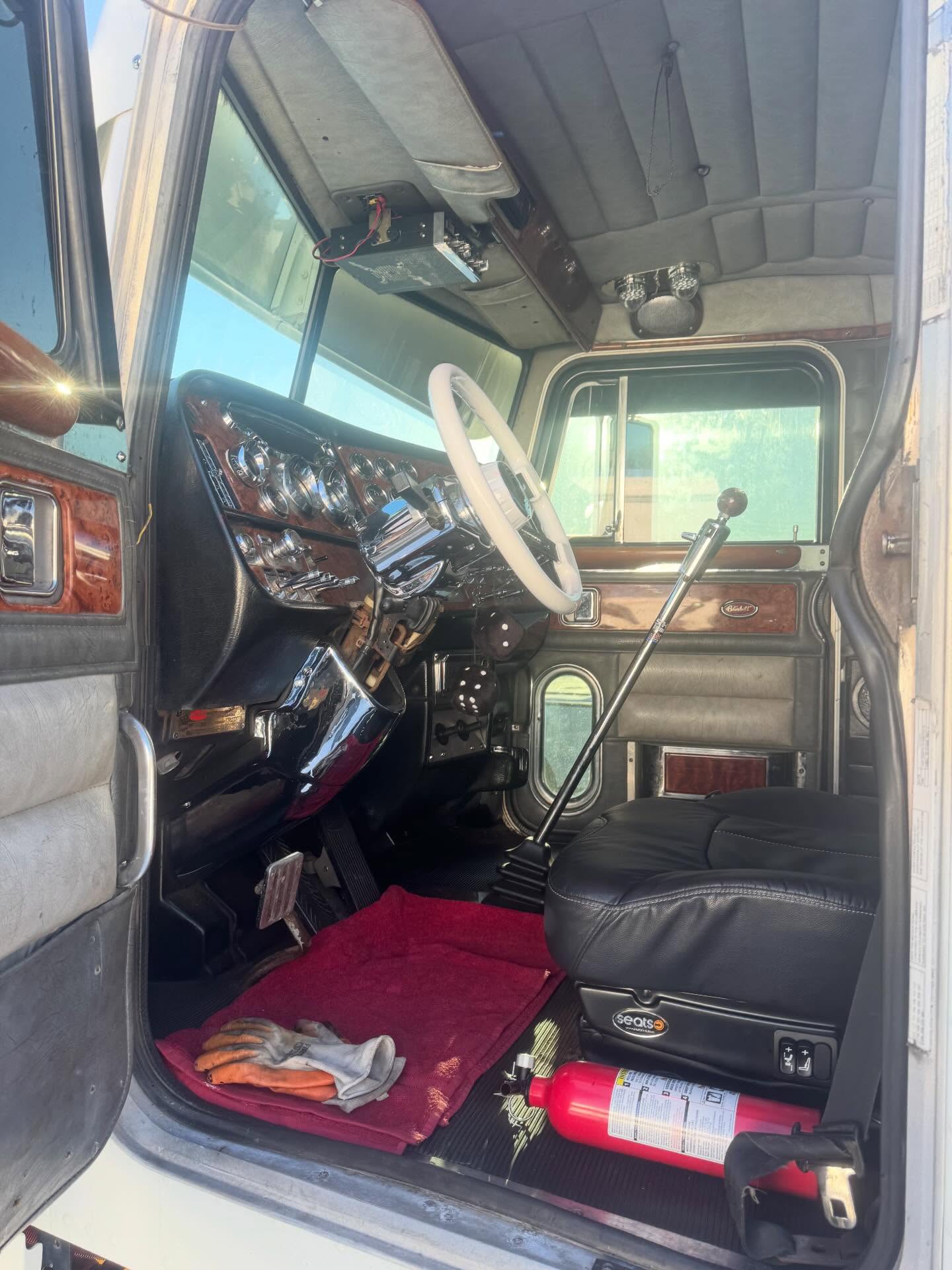 2004 Peterbilt 389 Tractor image 6